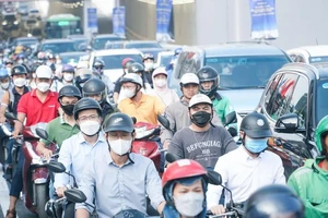 Ùn tắc tại tuyến đường Lê Văn Lương đang trở thành bài toán nan giải cho TP Hà Nội. Ảnh: PHI HÙNG