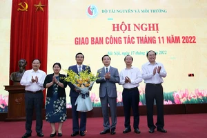 Bộ TN&MT trao quyết định cho 1 Thứ trưởng, 6 Cục trưởng, 2 Vụ trưởng