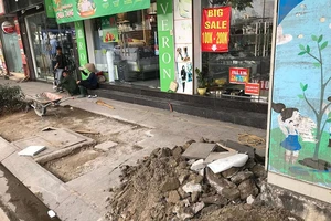 Vỉa hè phố Lê Trọng Tấn