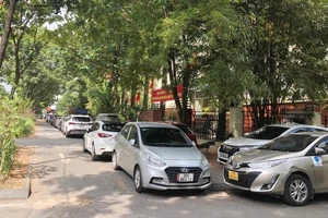 Đỗ xe ô tô trên vỉa hè Hà Nội