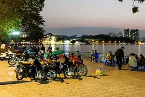 Vỉa hè ven hồ Tây bị lấn chiếm