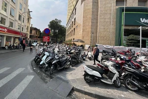 Hà Nội ra quân lấy lại vỉa hè cho người đi bộ