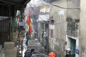 Lửa thiêu rụi xưởng gỗ, cháy lan sang 2 ngôi nhà ở Hà Nội