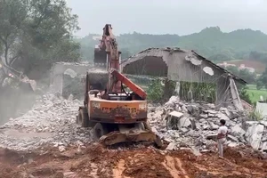 Hà Nội cưỡng chế phá dỡ biệt thự hàng chục tỷ đồng xâm phạm đất trồng rừng ở huyện Ba Vì