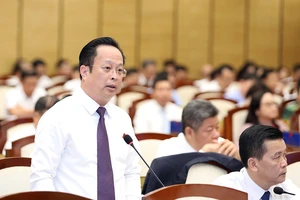 Phụ huynh xếp hàng nộp hồ sơ, giám đốc Sở GD&ĐT nói Hà Nội không thiếu trường