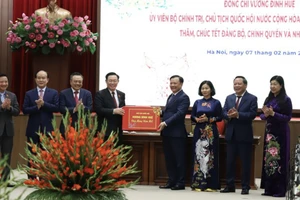 Chủ tịch Quốc hội: Chúc Hà Nội đạt nhiều thành tựu mới, lớn hơn trong năm 2024