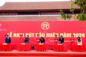 Chủ tịch nước Võ Văn Thưởng khai bút đầu xuân tại khu lưu niệm Anh hùng dân tộc Nguyễn Trãi