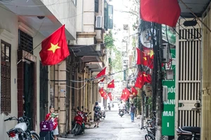 Hà Nội tặng mỗi hộ dân một lá cờ Tổ quốc dịp 70 năm Giải phóng Thủ đô