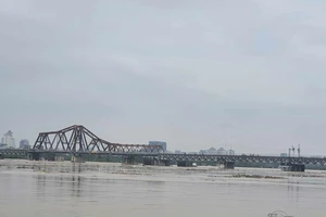 Lũ trên sông Hồng tại Hà Nội đang xuống, hạ lưu tiếp tục ở báo động 3 đến trên báo động 3