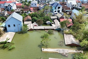 Sau bão số 3 hai tuần, rốn lũ của Hà Nội vẫn ngập gần áp mái nhà