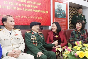 Bí thư Thành uỷ Hà Nội trao huy hiệu 85 năm tuổi Đảng cho vị tướng 102 tuổi