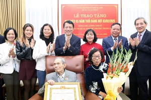 Cụ Lương Tam Kỳ được trao tặng Huy hiệu 65 năm tuổi Đảng