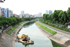 Xử lý nước thải sinh hoạt để 'hồi sinh' hồ Tây và sông Tô Lịch