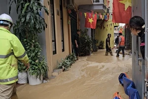 Máy đào hầm Metro Nhổn – ga Hà Nội gây sự cố suối bùn phun vào khu dân cư