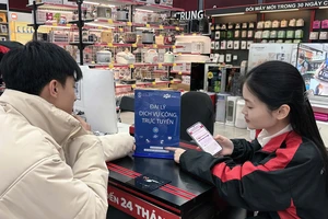 Nhiều cửa hàng điện thoại, máy tính ở Hà Nội hỗ trợ người dân làm thủ tục hành chính