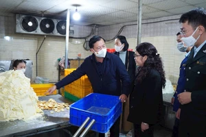 Hà Nội giám sát chặt an toàn thực phẩm với đồ đông lạnh, trái cây nhập khẩu