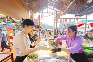 Người Hà Nội đội nắng xếp hàng ăn phở 