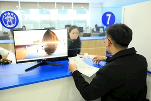 Chủ tịch Hà Nội chỉ đạo dùng hồ sơ điện tử, giảm tối đa hồ sơ giấy và gặp trực tiếp