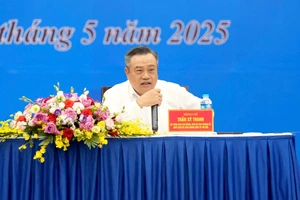 Chủ tịch Hà Nội nghe công nhân kể chuyện nỗi lo nhà ở, học phí cho con