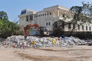 Hà Nội: Xe chở chất thải xây dựng phải gắn định vị GPS và bị giám sát