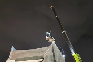 Hà Nội phá dỡ tòa nhà 'Hàm cá mập'