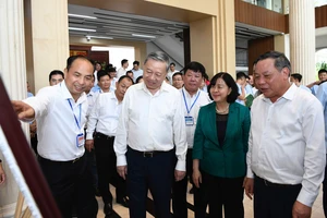 Tổng Bí thư Tô Lâm kiểm tra hoạt động chính quyền hai cấp tại phường Tây Hồ