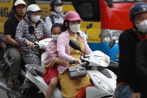 Nhiều chính sách hỗ trợ người dân Hà Nội đổi xe máy xăng sang xe điện