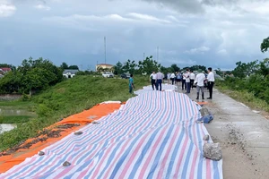 Hà Nội: Sụt lún đê hữu Cầu, cấm phương tiện qua lại