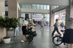 Hà Nội Metro xin lỗi hành khách về thông tin cấm mang xe đạp điện lên tàu