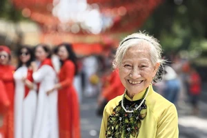 Cụ bà 88 tuổi đi xem diễu binh, diễu hành trên phố đi bộ Hồ Hoàn Kiếm