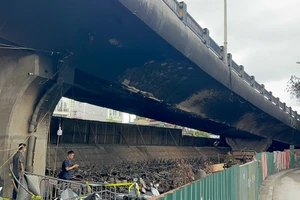 Đề nghị hạn chế trọng tải xe qua cầu Vĩnh Tuy sau vụ cháy bãi xe dưới gầm cầu