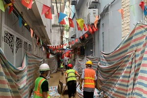 Máy đào hầm Metro Nhổn - Ga Hà Nội lại gây phun trào bùn ở phố Giang Văn Minh