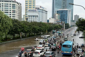 Sáng 1-10, Hà Nội còn hàng chục điểm ngập nước dù trời không mưa 