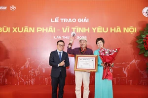 Nhạc sĩ Trần Tiến nhận Giải thưởng Lớn – Vì tình yêu Hà Nội 2025