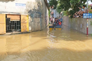 TP Hà Nội huy động 1200 chiến sĩ sơ tán dân khỏi vùng nguy hiểm