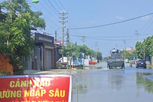 Bộ Công an huy động xe đặc chủng hỗ trợ người dân ngoại thành Hà Nội 