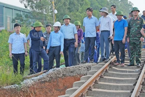 Chủ tịch UBND TP Hà Nội kiểm tra vùng ngập Sóc Sơn