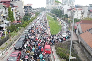 Rào cầu Long Biên để sửa chữa nhưng không thông báo, giao thông hỗn loạn