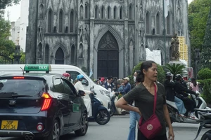 Hà Nội tiếp tục cấm ô tô trên 16 chỗ vào phố cổ trong giờ cao điểm