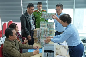 Người dân bên hồ Hoàn Kiếm nhận hàng chục tỉ đồng tiền bồi thường