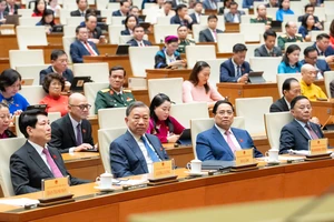 Quốc hội yêu cầu năm 2026 phải điều chỉnh lương, phụ cấp