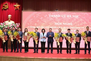 Thành ủy Hà Nội công bố hàng loạt quyết định điều động, bổ nhiệm cán bộ