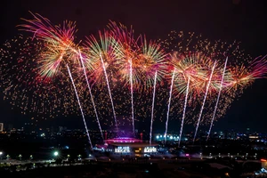 Mãn nhãn màn tổng duyệt pháo hoa chào mừng Đại hội Đảng XIV tại Mỹ Đình