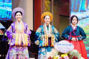 Cổ phục Việt và hanbok Hàn Quốc tỏa sáng tại Hội xuân Bính Ngọ 2026