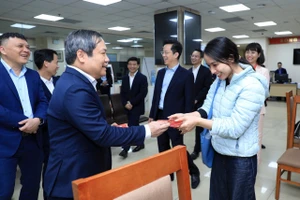 Chủ tịch Hà Nội kiểm tra công vụ, lì xì cho người dân đầu năm