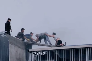 Lời kể của 2 người phá mái tôn cứu người trong vụ cháy ở Hà Nội