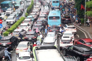 Hà Nội: Cầu Chương Dương 'kẹt cứng' sau khi cấm xe qua cầu Long Biên