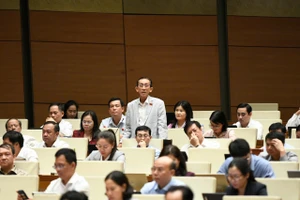 Đại biểu Quốc hội ủng hộ sớm giảm thuế xăng dầu để kiểm soát lạm phát