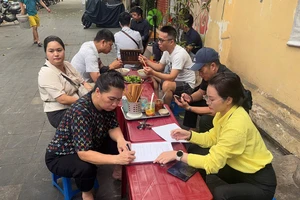 Không sử dụng găng tay tiếp xúc thực phẩm, nhiều quán ăn uống ở phường Hoàn Kiếm bị phạt tiền triệu