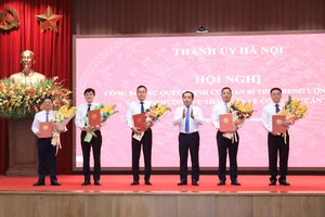Hà Nội công bố hàng loạt quyết định điều động, bổ nhiệm cán bộ